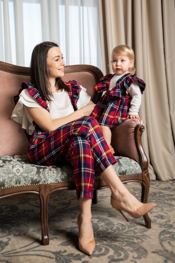 Set pantaloni si fusta cu bretele mama-fiica