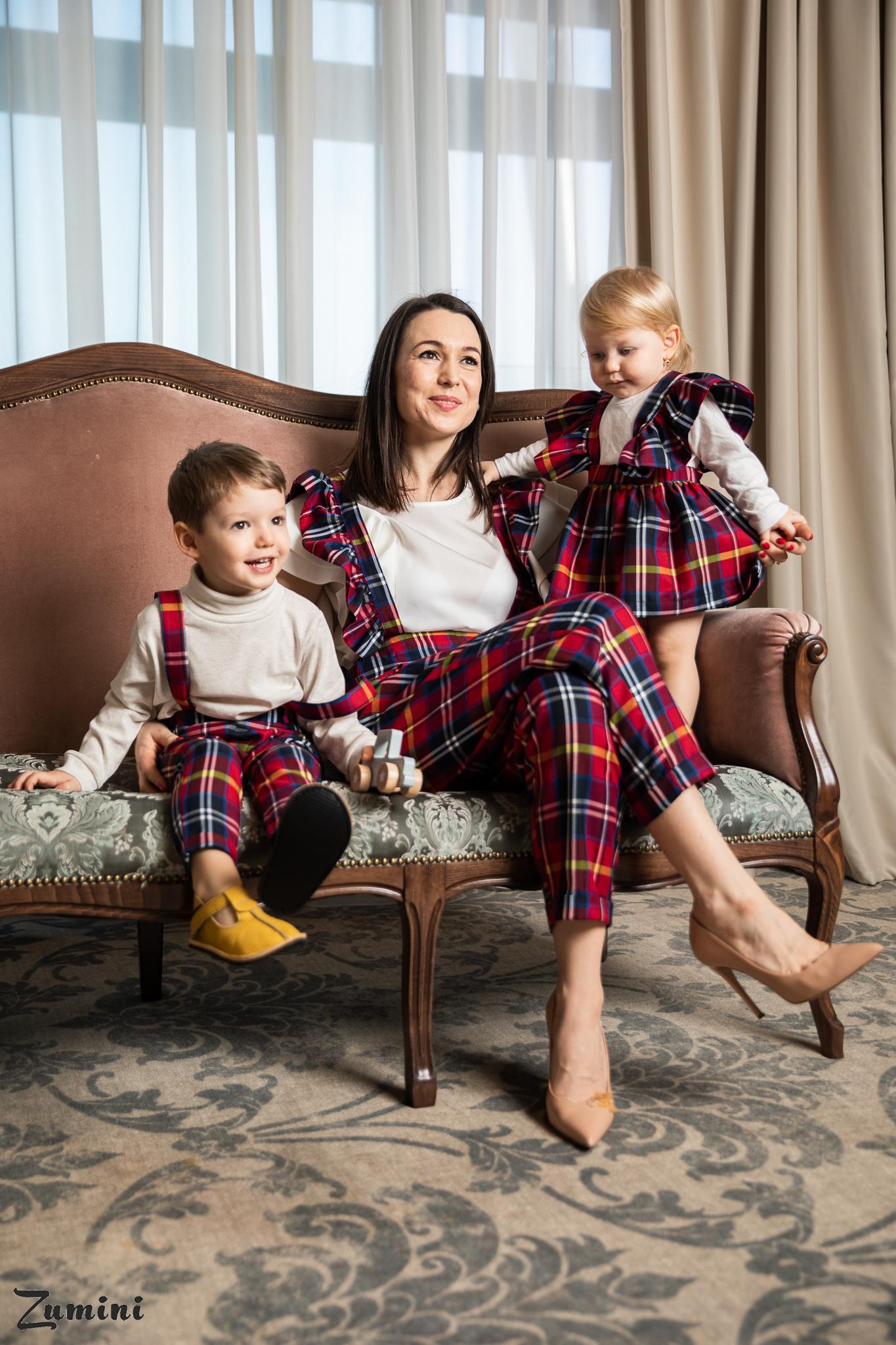 Set pantaloni cu bretele mama, fiu si fusta cu bretele fiica, carouri rosii Set pantaloni cu bretele mama, fiu si fusta cu bretele fiica